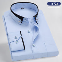 Hellblaues Businesshemd mit Kontrastkragen, Knöpfen und Manschetten, Herrenmode, elegant.