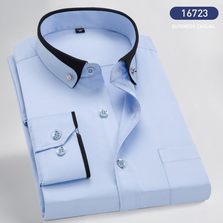 Hellblaues Businesshemd mit Kontrastkragen, Knöpfen und Manschetten, Herrenmode, elegant.