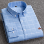 Hellblaues kariertes Herrenhemd, Baumwolle, Knöpfe, gesticktes Pferdemotiv, Business Casual.