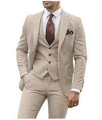 Beiger Herrenanzug mit Weste und brauner Krawatte, elegantes Business-Outfit.