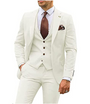 Mann im eleganten weißen Anzug mit brauner Krawatte und Einstecktuch, formelle Herrenmode.