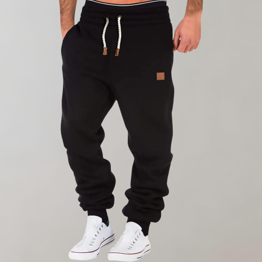 Schwarze Herren-Jogginghose mit Kordelzug, bequem, sportlich, ideal für Freizeit und Training.