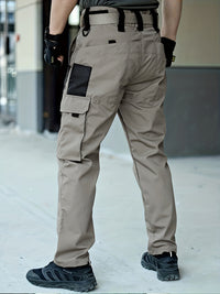Beige taktische Hose mit Taschen, schwarzem Gürtel und Handschuhen, ideal für Outdoor-Aktivitäten.