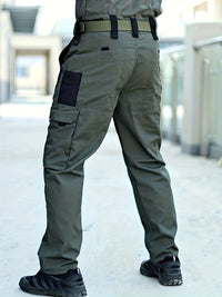 Grüne taktische Hose mit Seitentasche, Outdoor-Design, robuste Materialien, Herrenmode.