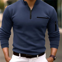 Mann in dunkelblauem Herrenpolo mit Reißverschluss, Langarm, modisch, elegant, Freizeitkleidung.