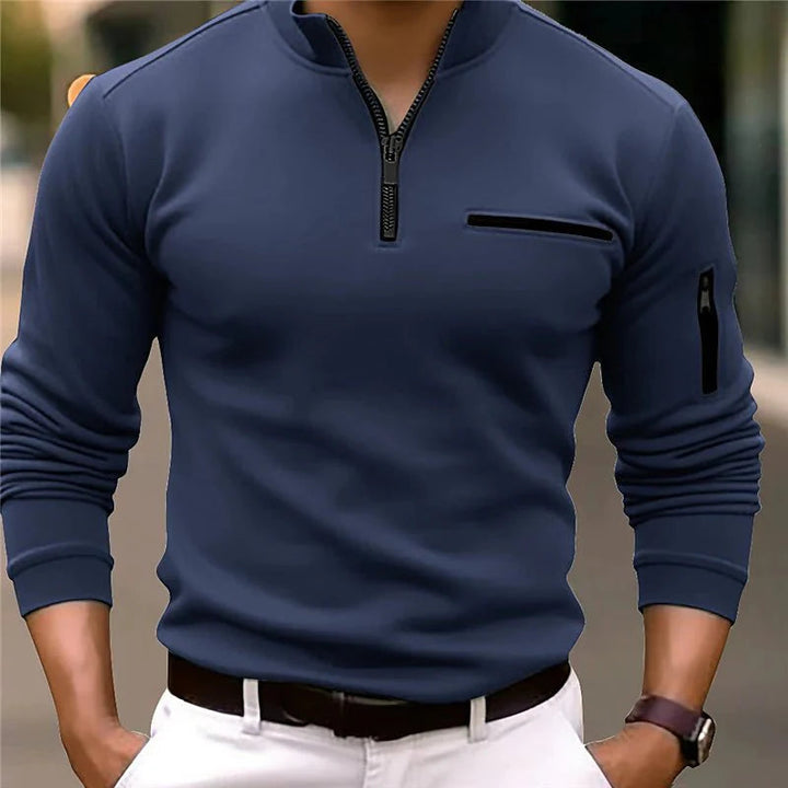 Mann in dunkelblauem Herrenpolo mit Reißverschluss, Langarm, modisch, elegant, Freizeitkleidung.
