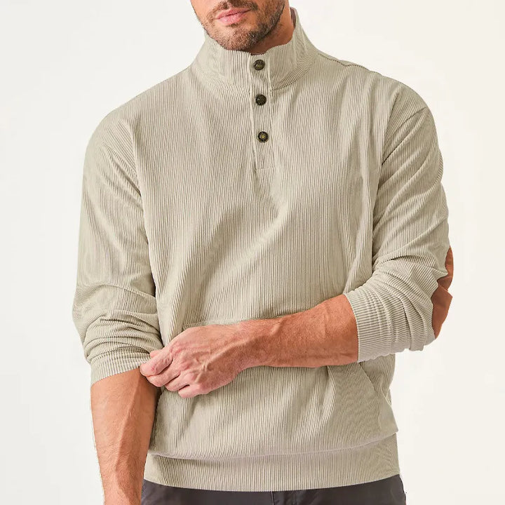 Mann trägt beige Herrenpullover mit Stehkragen und Knopfleiste, lässige Herrenmode.