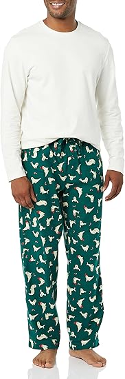 Mann in weißem Langarmshirt und grüner Pyjamahose mit Hundemuster, bequem, Nachtwäsche.