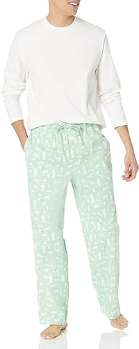 Mann in weißem Langarmshirt und mintgrüner Pyjamahose mit Muster, bequeme Nachtwäsche.