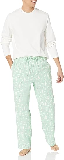 Mann in weißem Langarmshirt und mintgrüner Pyjamahose mit Muster, bequeme Nachtwäsche.