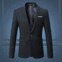 Schwarzer Herrenanzug, Slim Fit, einreihig, Business-Casual, hochwertig, elegant.