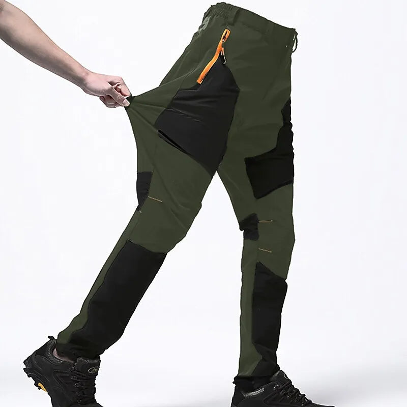 Grüne Outdoor-Hose mit schwarzen Einsätzen, elastisch, Reißverschlusstasche, Herrenmode.