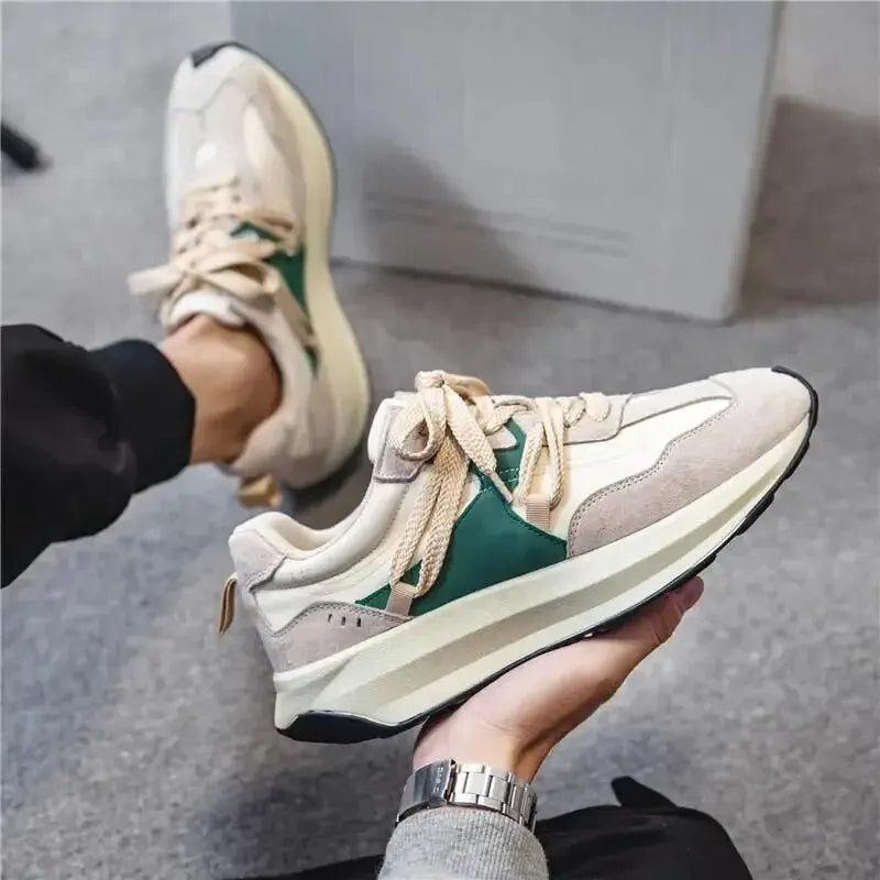 Beige Herrenschuh, Casual-Stil, elastisch, grün-weiße Details, Sneaker, bequem, modisch.
