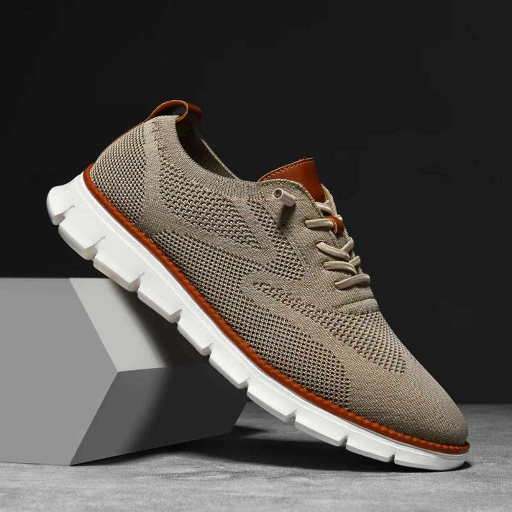 Beiger Herren-Sneaker aus Strickgewebe mit weißer Sohle, ideal für Freizeit und Sport.