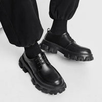 Schwarze Herren-Ledersneaker, dicke Sohle, formell, 2022, modisch, bequem.