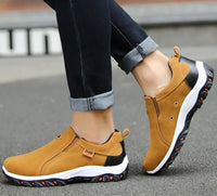 Braune Herren-Sneaker aus Wildleder, rutschfeste Sohle, lässig, bequem, modisch.