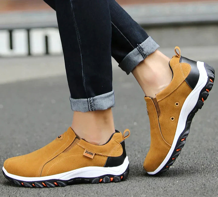 Braune Herren-Sneaker aus Wildleder, rutschfeste Sohle, lässig, bequem, modisch.