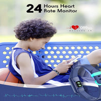 Junge mit Fitness-Tracker, Herzfrequenzmesser, blau, Sport, Gesundheit, Technologie, draußen.