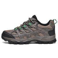 Braune Wanderschuhe aus Leder und Mesh mit grünen Schnürsenkeln, rutschfeste Sohle.