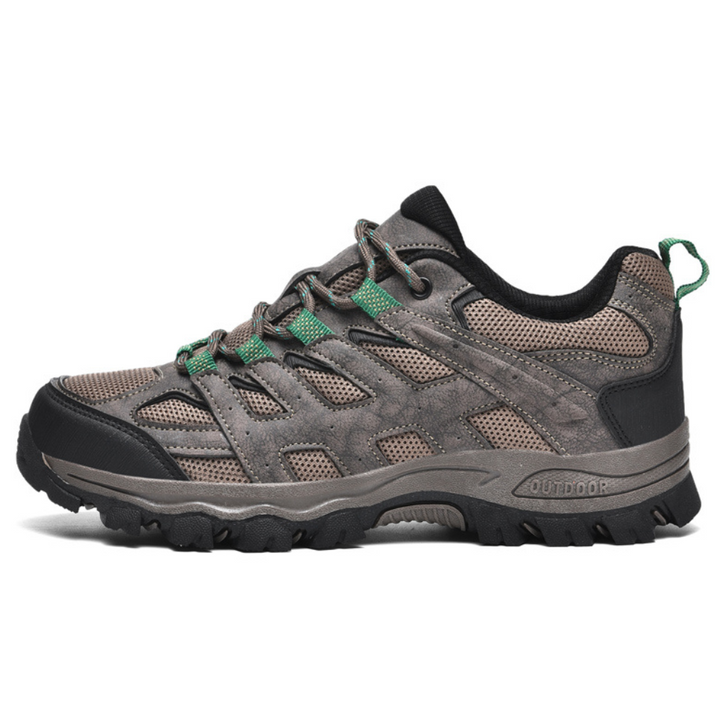 Braune Wanderschuhe aus Leder und Mesh mit grünen Schnürsenkeln, rutschfeste Sohle.