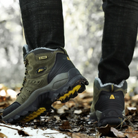 Grüne Wanderschuhe Herren, wasserdicht, rutschfest, Outdoor, robust, Herbstwald.