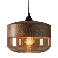 Moderne Hängelampe aus Holz und Glas, warmes Licht, ideal für Wohnzimmer oder Esszimmer.