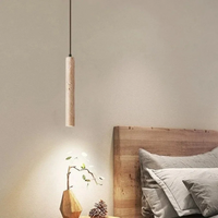 Moderne hängende Holzlampe über Bett, minimalistisches Design, Schlafzimmerbeleuchtung.