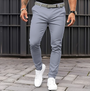 Graue Herren-Chinohose, schmal geschnitten, mit Gürtel, ideal für Freizeitmode.