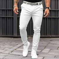 Weiße Herren-Chinohose, Slim Fit, Baumwolle, modisch, mit Gürtel, ideal für Freizeitkleidung.