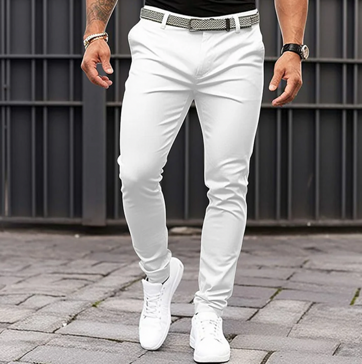Weiße Herren-Chinohose, Slim Fit, Baumwolle, modisch, mit Gürtel, ideal für Freizeitkleidung.