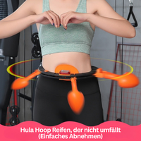 Frau mit grauem Sport-BH nutzt orangefarbenen Fitness-Hula-Hoop-Reifen zum Abnehmen.