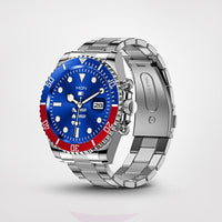 Silberne Smartwatch mit blau-rotem Zifferblatt, Edelstahlarmband, Herzfrequenzmesser.