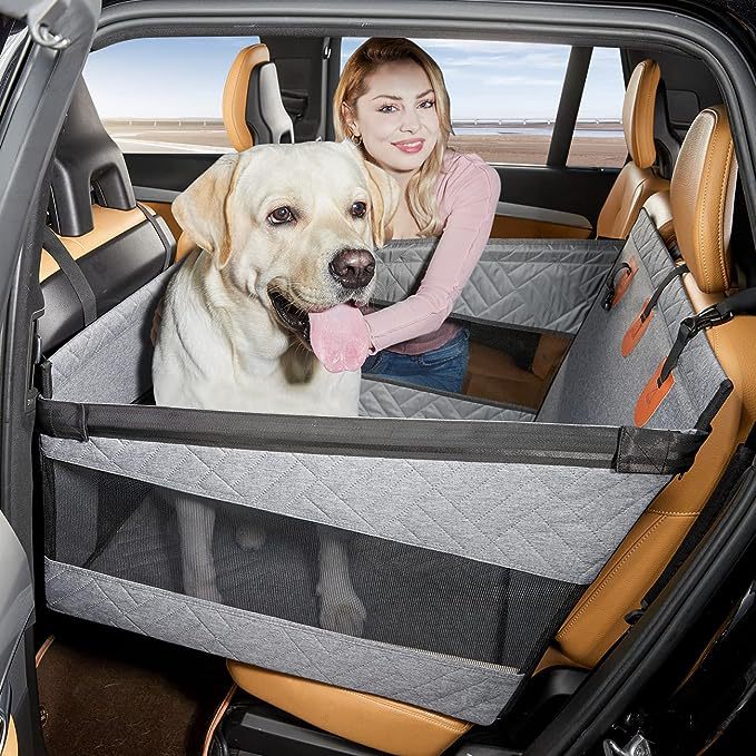 Frau mit Labrador in grauer Autoschondecke, Rücksitz, wasserdicht, Haustiertransport.