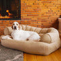 Hund auf beigem Hundebett vor Kamin, gemütlich, Wohnzimmer, Haustierkomfort, Entspannung.
