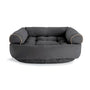 Graues Hundebett aus Stoff mit erhöhten Seiten, bequemes Design, ideal für mittelgroße Hunde.