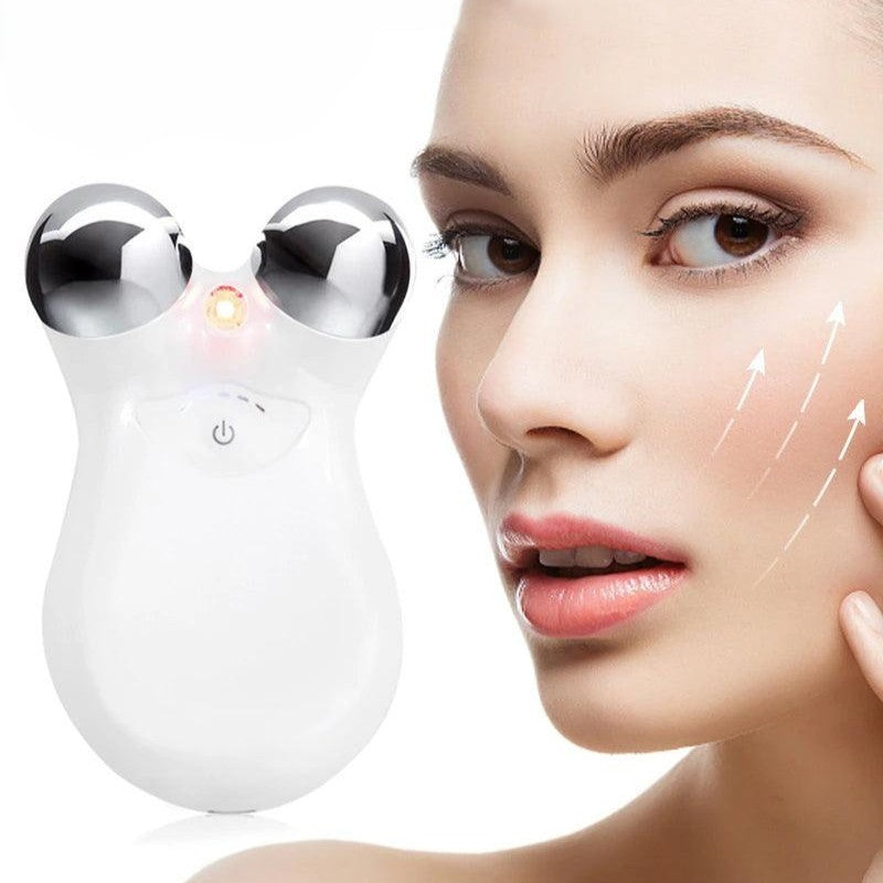 Weißes Gesichtsmassagegerät mit Metallkugeln, Hautpflege, Anti-Aging, Frau, Nahaufnahme.
