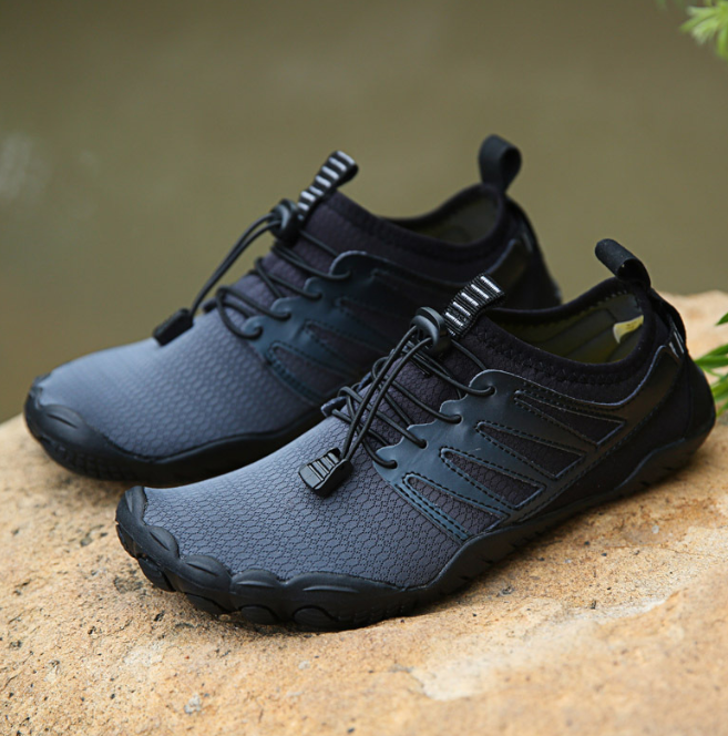 Schwarze Outdoor-Wasserschuhe, rutschfest, atmungsaktiv, ideal für Wandern und Wassersport.