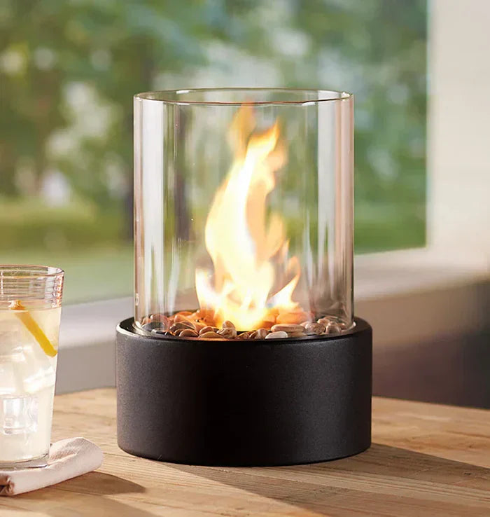 Tischkamin Glaszylinder, schwarzer Sockel, Bioethanol, modernes Design, Innenbereich.