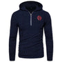 Dunkelblauer Herren-Hoodie mit Reißverschluss, Kapuze und rotem Logo, Freizeitmode.
