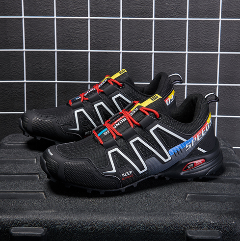 Schwarze Sportschuhe mit bunten Details, rutschfeste Sohle, ideal für Outdoor-Aktivitäten.
