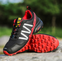 Schwarzer und roter Laufschuh mit rutschfester Sohle, ideal für Outdoor-Aktivitäten.