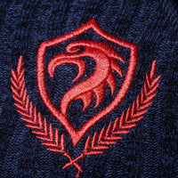 Rotes gesticktes Wappen mit Adler auf dunkelblauem Stoff, Detailansicht, Mode, Textil.