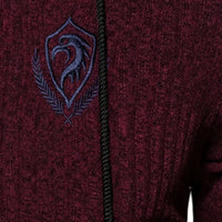 Bordeauxroter Kapuzenpullover mit gesticktem Wappen, Herrenmode, Baumwolle, Freizeitkleidung.