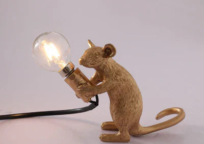 Goldene Mauslampe mit Glühbirne, dekorative Tischleuchte, skurriles Design, Wohnaccessoire.