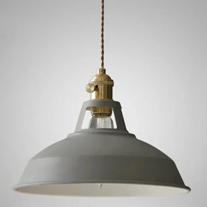 Graue industrielle Hängelampe aus Metall mit Messingdetails, Vintage-Stil, E27-Fassung.