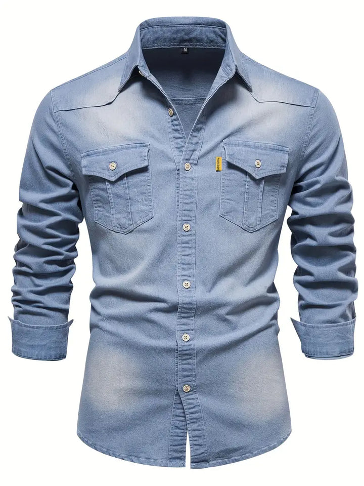 Herren Jeanshemd, hellblau, langarm, Knopfleiste, Brusttaschen, Freizeitmode, Denim-Look.