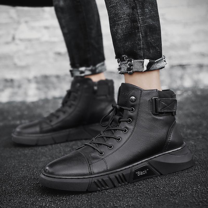 Schwarze Leder-Sneaker für Herren, hohe Knöchel, modisch, robust, urbaner Stil.