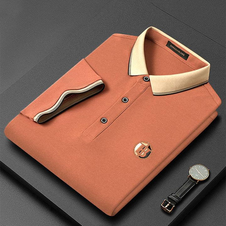 Orangefarbenes Polohemd aus Baumwolle mit beigem Kragen, elegantes Design, Herrenmode.