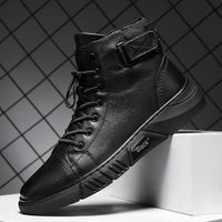 Schwarzer Lederstiefel mit Schnürung und Schnalle, modisch, robust, Herrenschuh.