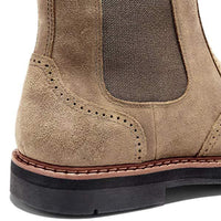 Beiger Wildleder-Chelsea-Boot mit schwarzer Sohle, elegantes Design, Herrenmode.